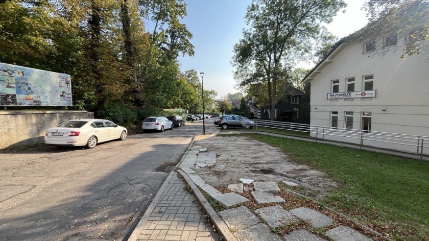 Część radnych powiatu kościerskiego domaga się budowy parkingu przed budynkiem starostwa