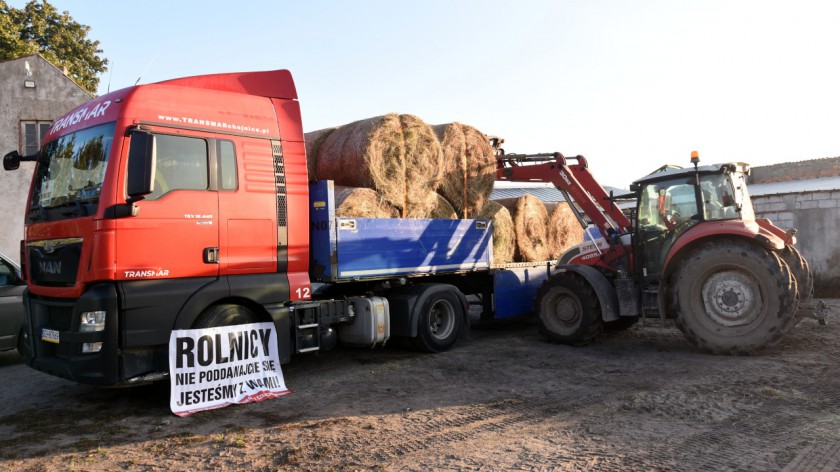 Pierwszy transport pomocy dla rolników wyruszył z gminy Chojnice. To siano, słoma i sprzęt do sprzątania po powodzi FOTO, AKTUALIZACJA