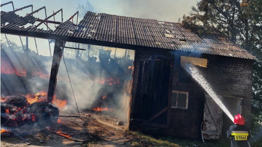 Groźny pożar budynku gospodarczego w gminie Nowa Karczma. Ogień strawił stodołę, w której przechowywano słomę
