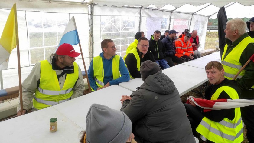 Rolnicy i hodowcy trzody chlewnej protestowali przy węźle Krojanty chojnickiej obwodnicy. AKTUALIZACJA