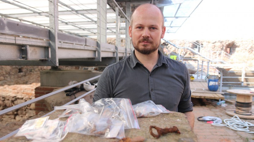 Archeolodzy z Warszawy zeszli na dno studni na dziedzińcu człuchowskiego zamku. To cenne źródło informacji FOTO, ROZMOWA