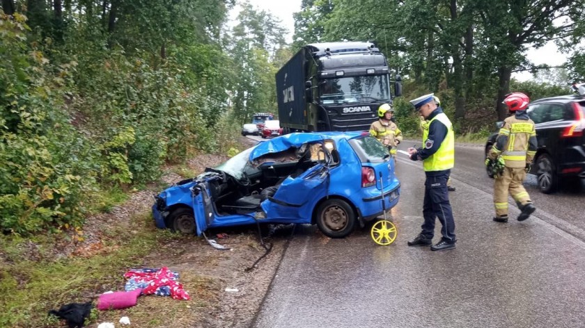 Zderzenie pojazdów przy wiadukcie na DW 235 w okolicach Dziemian. Jedna osoba trafiła do szpitala