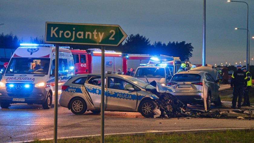 Policyjny radiowóz i SUV zderzyły się na skrzyżowaniu DK nr 22 z drogą do Krojant. Cztery osoby trafiły do chojnickiego szpitala AKTUALIZACJA, FOTO