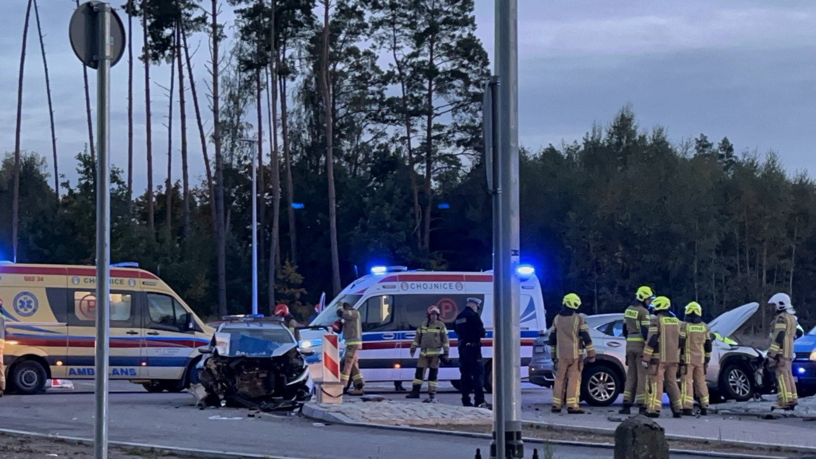 Policyjny radiow&oacute;z i SUV zderzyły się na skrzyżowaniu DK nr 22 z drogą do Krojant. Cztery osoby trafiły do chojnickiego szpitala (AKTUALIZACJA, FOTO)
