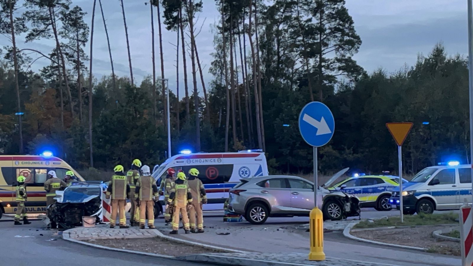 Policyjny radiow&oacute;z i SUV zderzyły się na skrzyżowaniu DK nr 22 z drogą do Krojant. Cztery osoby trafiły do chojnickiego szpitala (AKTUALIZACJA, FOTO)