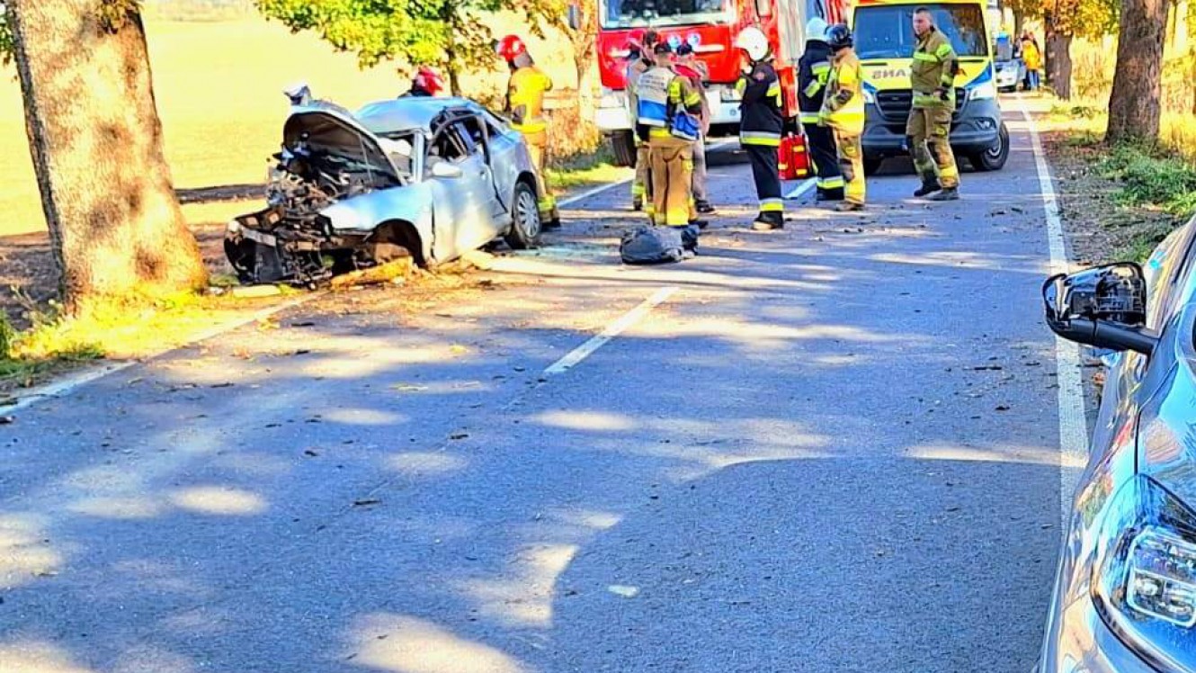 Poważny wypadek na trasie Liniewo Stara Kiszewa w powiecie kościerskim. Poszkodowani są ciężko ranni