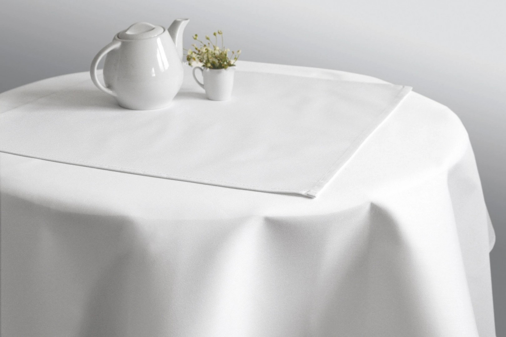 Eleganckie przyjęcie w ogrodzie &ndash; serwety, bieżniki i obrusy idealne na specjalne okazje