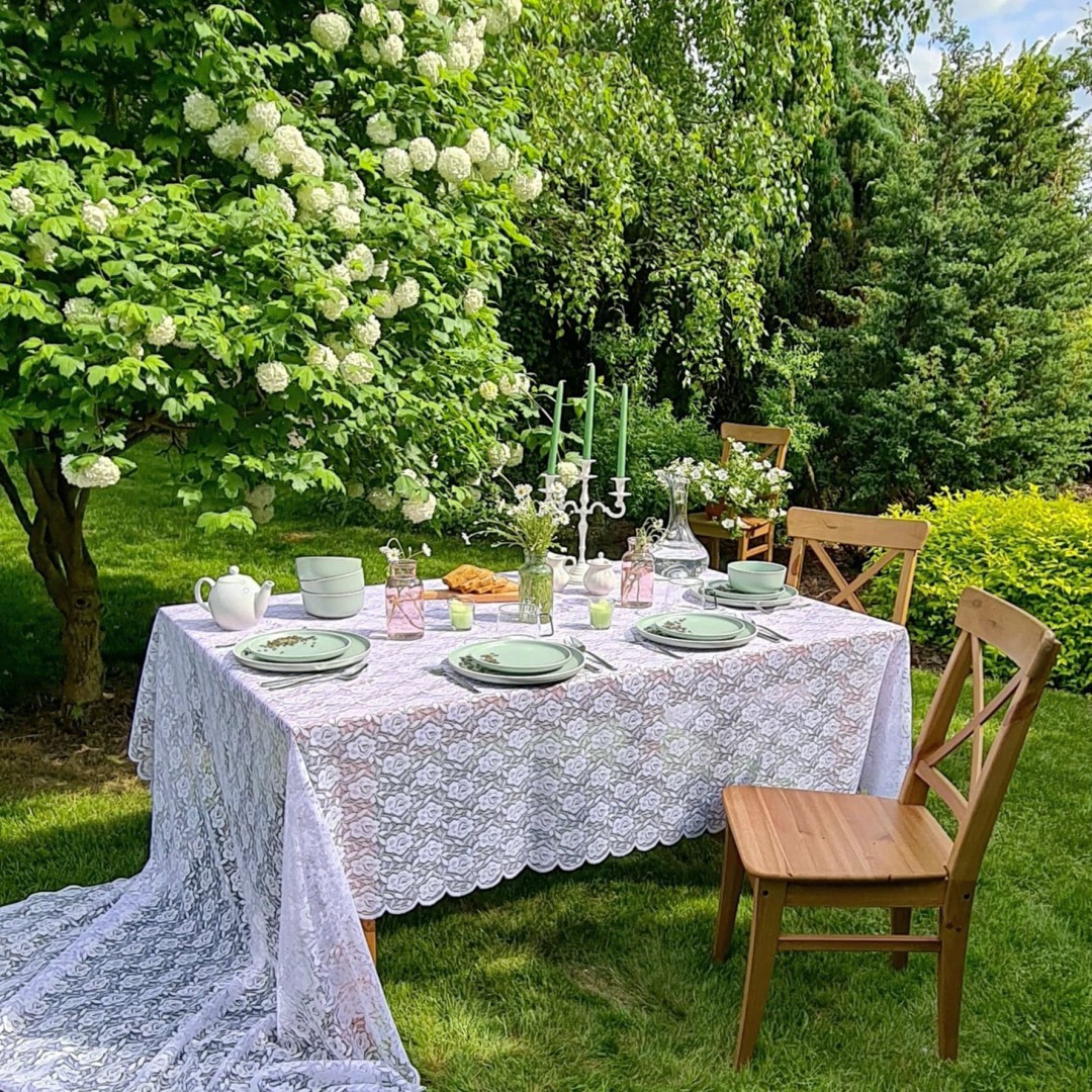 Eleganckie przyjęcie w ogrodzie &ndash; serwety, bieżniki i obrusy idealne na specjalne okazje