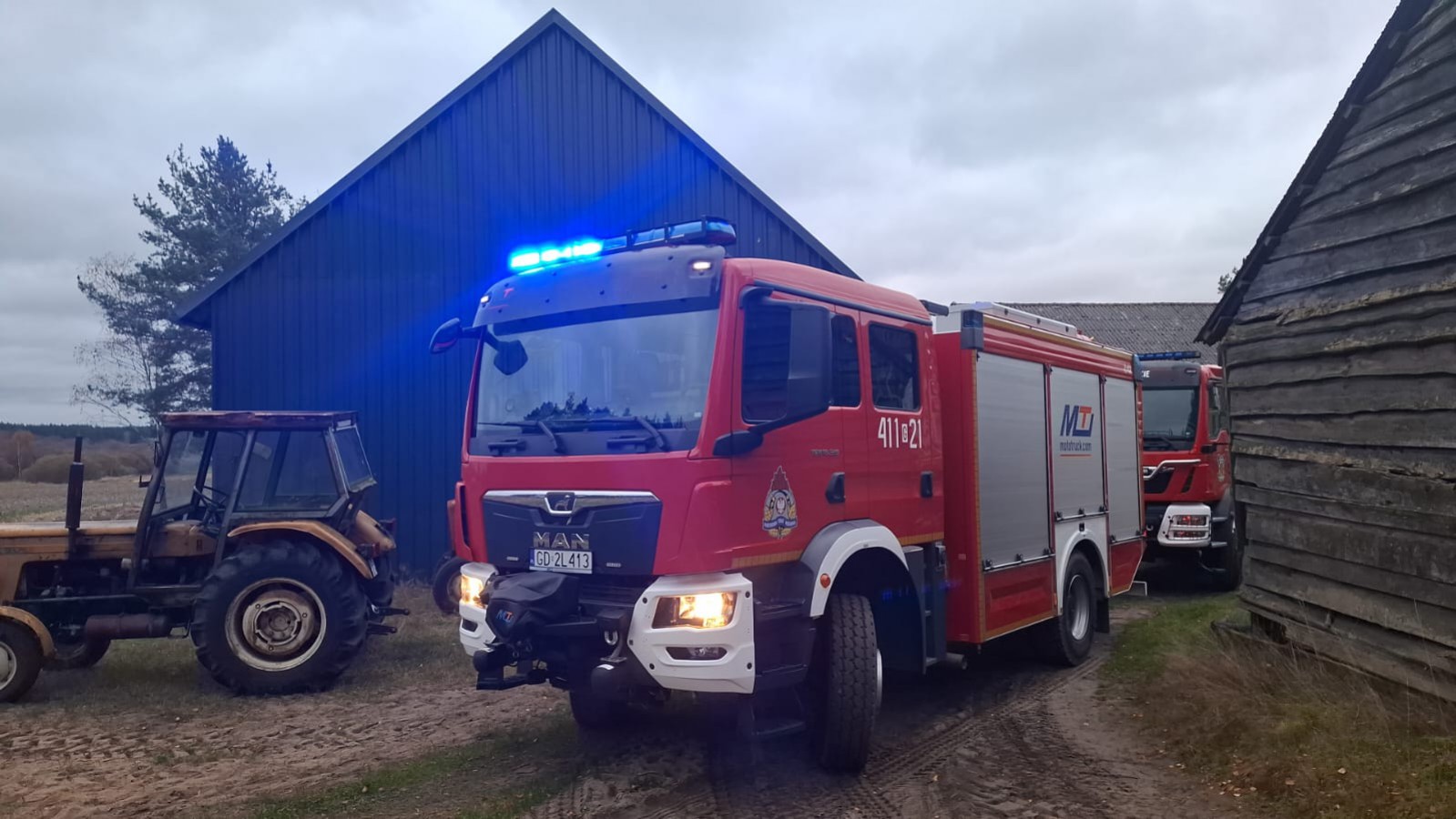 700-kilogramowy byk w przydomowym szambie w Wielkich Zaniach. Interweniowali strażacy 