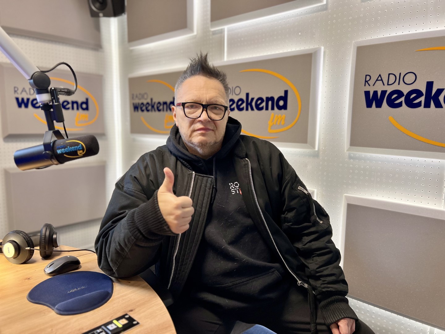 "Jestem człowiekiem, kt&oacute;ry lubi rozmawiać z ludźmi". Muniek Staszczyk w Weekend FM (ROZMOWA, WIDEO)