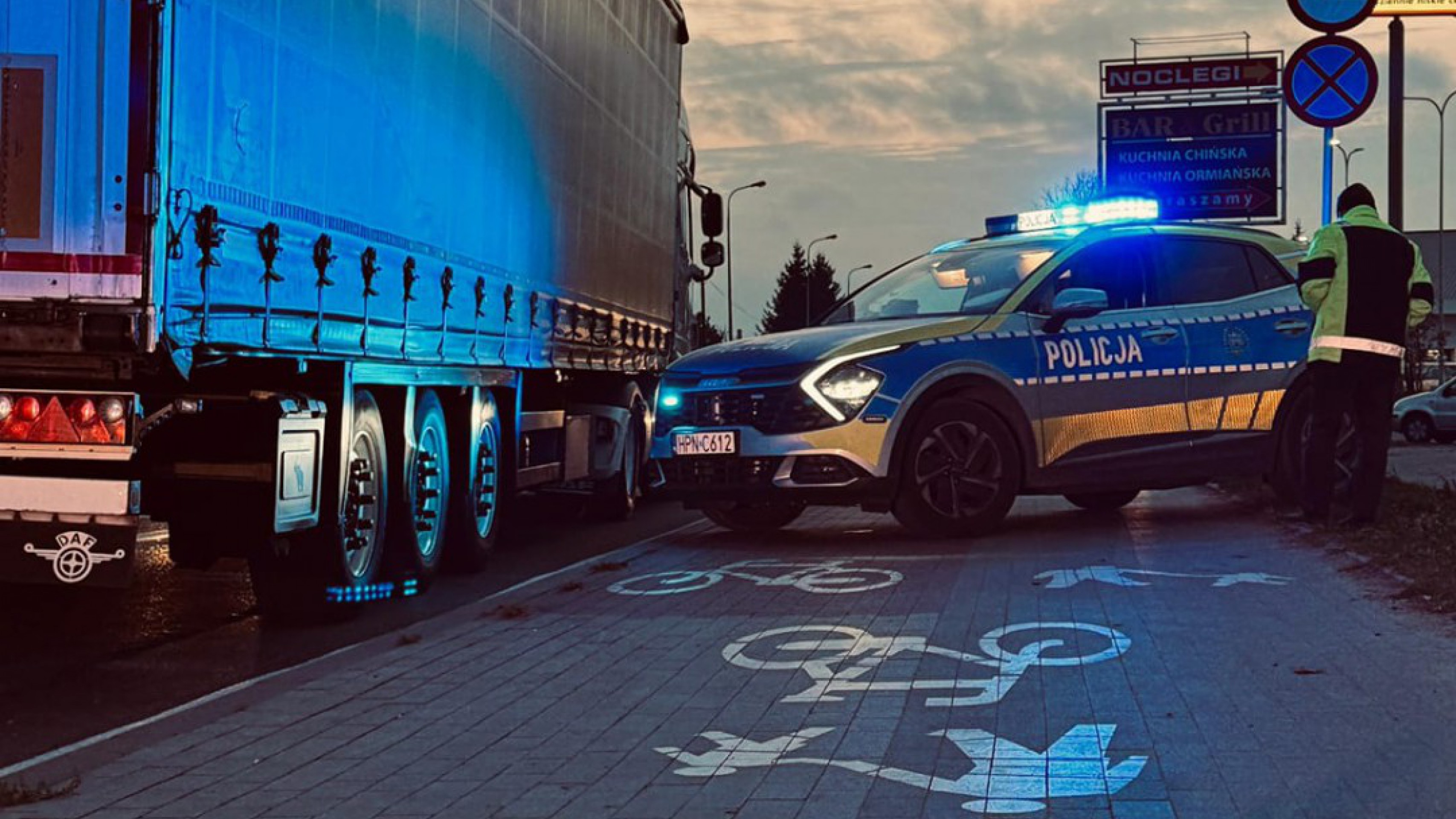 Wypadek na ulicy Człuchowskiej w Chojnicach. Ciężar&oacute;wka uderzyła w nastolatka na hulajnodze elektrycznej