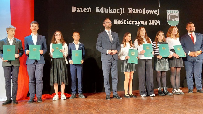 W Kościerzynie nagrodzono najzdolniejszych uczniów i studentów. Nagrody także dla 22 nauczycieli FOTO