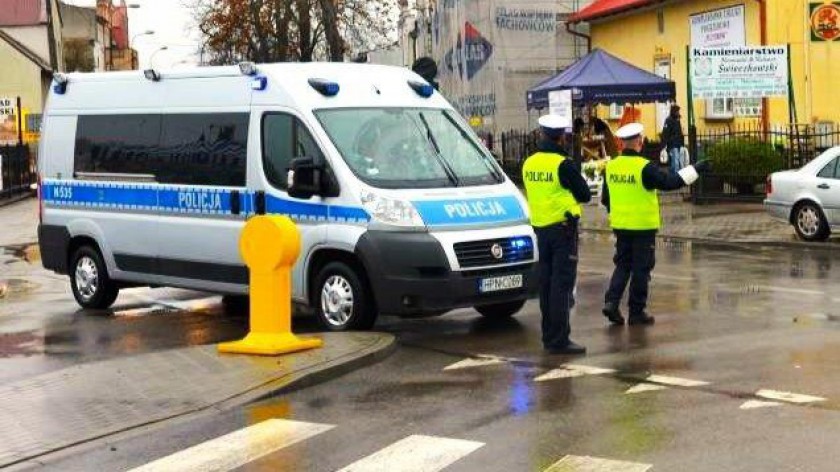 Zwiększona liczba patroli na drogach i w okolicach cmentarzy. Nad bezpieczeństwem pieszych i kierowców czuwać będą policjanci