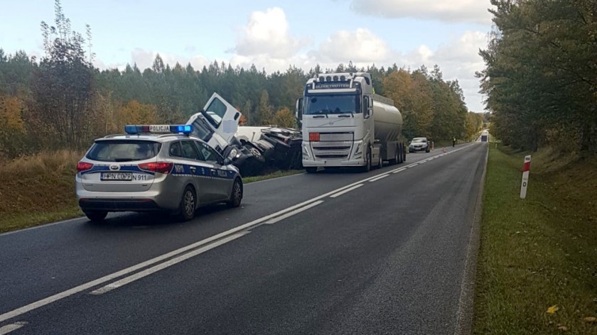 Cysterna wpadła do rowu na drodze krajowej 20 w gminie Miastko. Były utrudnienia w ruchu 
