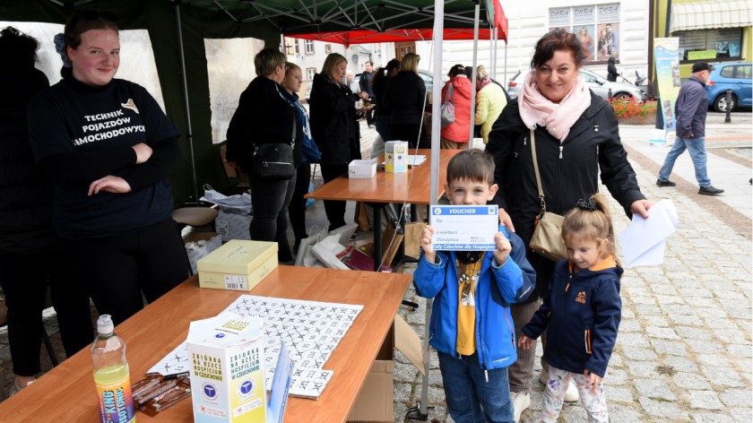 Na człuchowskim rynku odbył się festyn &quotCały Człuchów dla hospicjum". Mieszkańcy  wspomogli hospicjum i ZOL FOTO