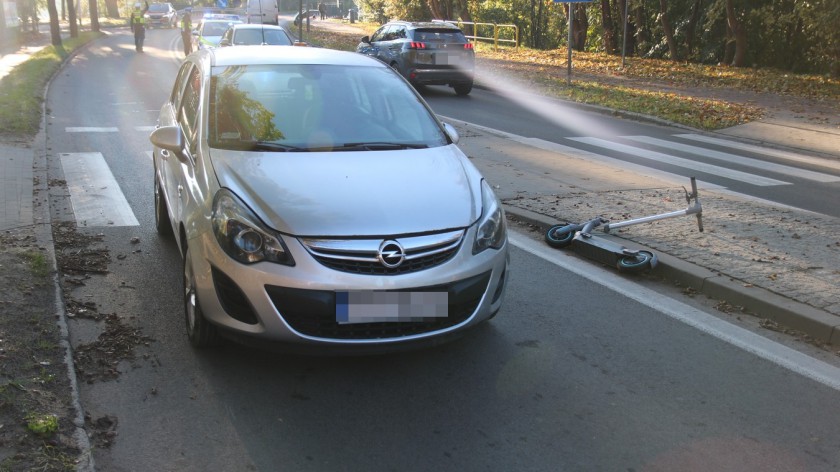 17-latka trafiła do szpitala po tym, jak przejeżdżając hulajnogą przez przejście dla pieszych w Człuchowie zderzyła się z osobówką