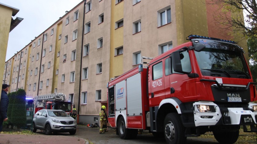 Pożar skrzynki elektrycznej w mieszkaniu w bloku mieszkalnym w Człuchowie FOTO