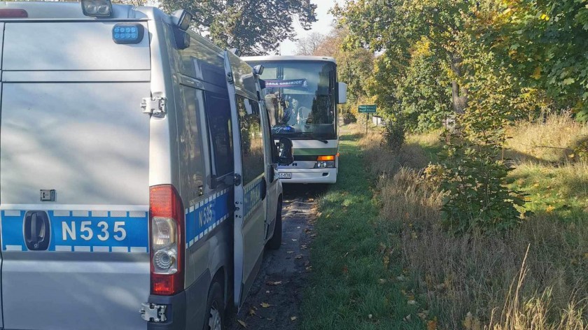 Autokar z piłkarzami Kolejarza Chojnice miał kolizję w drodze na mecz. Na szczęście nikomu się nic nie stało FOTO