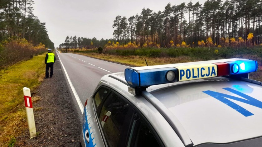 Policjanci i przedstawiciele zarządcy drogi spotkali się w miejscu śmiertelnego wypadku na DK20 w powiecie kościerskim