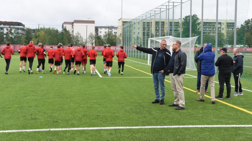 Boisko Modrak II w Chojnicach oficjalnie otwarte. Młodzi piłkarze już na nim trenują FOTO