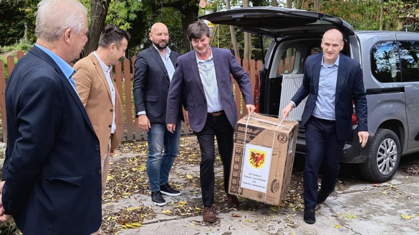 Delegacja z powiatu tucholskiego z wizytą na Dolnym Śląsku. Wśród darów osuszacz ufundowany przez powiatowych radnych