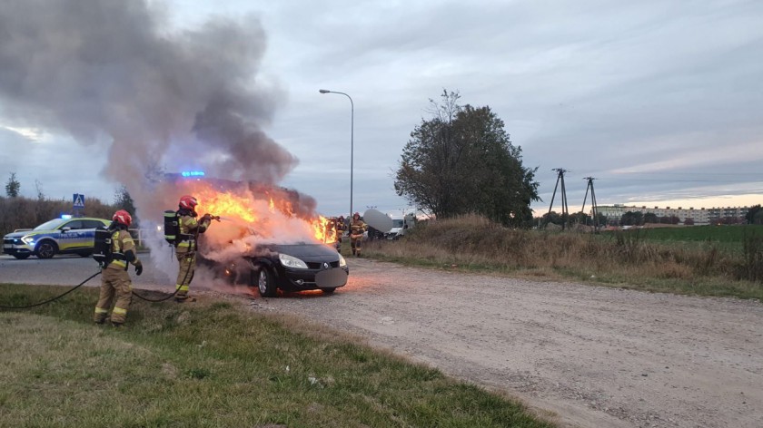 Pożar samochodu osobowego w okolicach ulicy Lichnowskiej w Chojnicach. Wnętrze auta całkowicie spłonęło