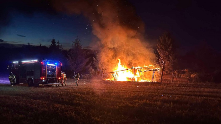 Pożar wiaty garażowej i samochodu w gminie Nowa Karczma