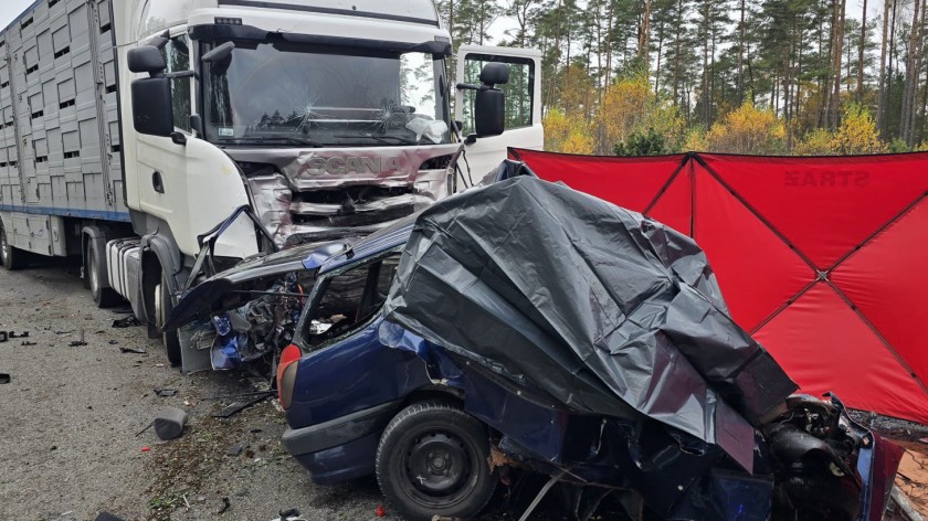 Tragiczny wypadek na drodze krajowej nr 20 w powiecie kościerskim. Nie żyją trzy osoby AKTUALIZACJA