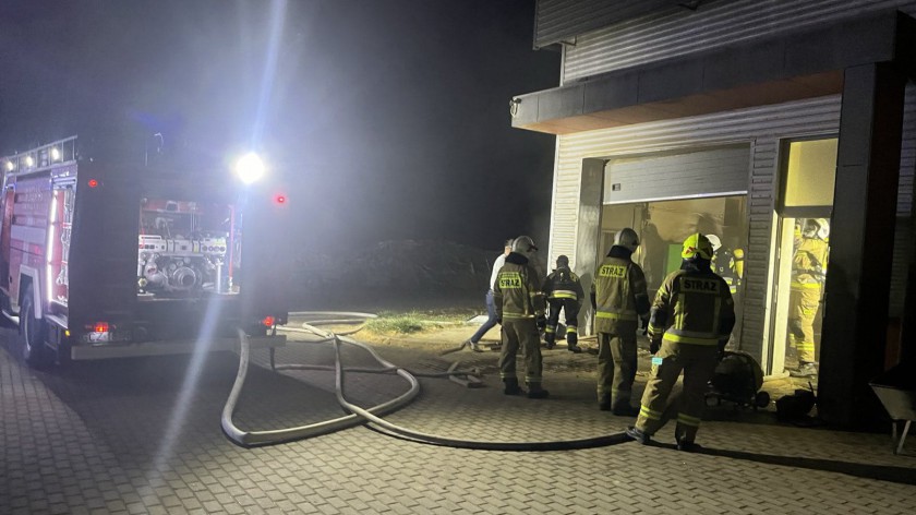 Od rębaka zapaliły się trociny. Nocny pożar stolarni w Cierzniach, w gminie Debrzno FOTO