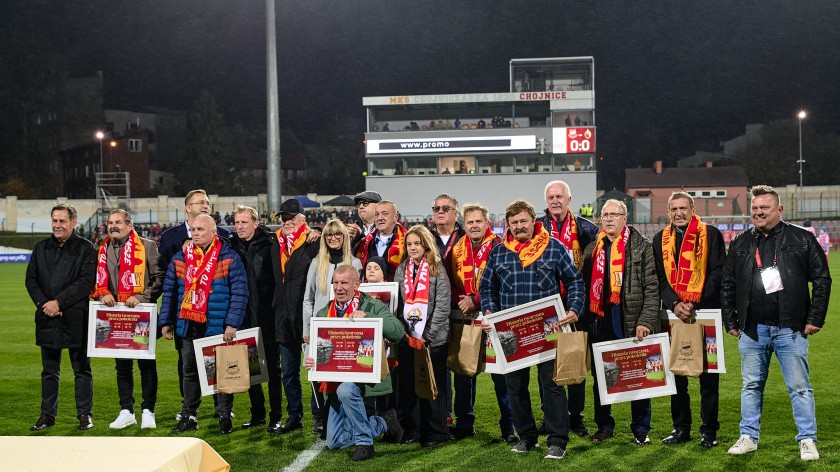 Bohaterowie meczu Chojniczanki z Widzewem Łódź sprzed 43 lat uhonorowani. 10 z nich pojawiło się na spotkaniu