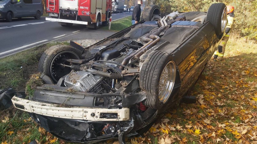 Wypadek na trasie Rzeczenica - Gwieździn. BMW zderzyło się z mazdą. Jedna osoba trafiła do szpitala