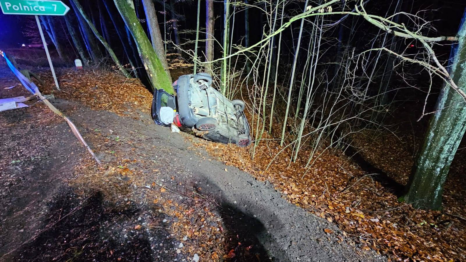 Dwie osoby trafiły do szpitala po wypadku na drodze wojew&oacute;dzkiej nr 212 w Wolności. Dachowało tu osobowe audi (FOTO)