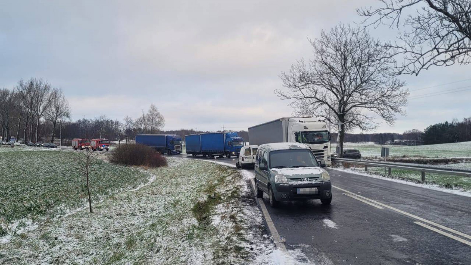 Kolizja 6 samochod&oacute;w na drodze wojew&oacute;dzkiej 241 między Sęp&oacute;lnem a Więcborkiem. Zakończyły się utrudnienia (AKTUALIZACJA)