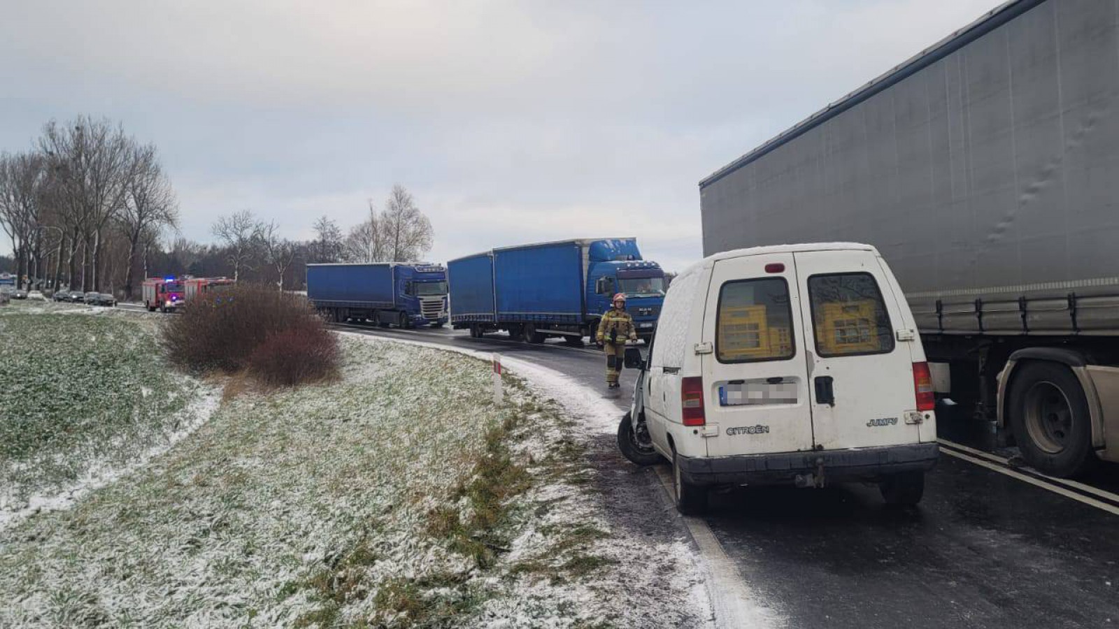 Kolizja 6 samochod&oacute;w na drodze wojew&oacute;dzkiej 241 między Sęp&oacute;lnem a Więcborkiem. Zakończyły się utrudnienia (AKTUALIZACJA)