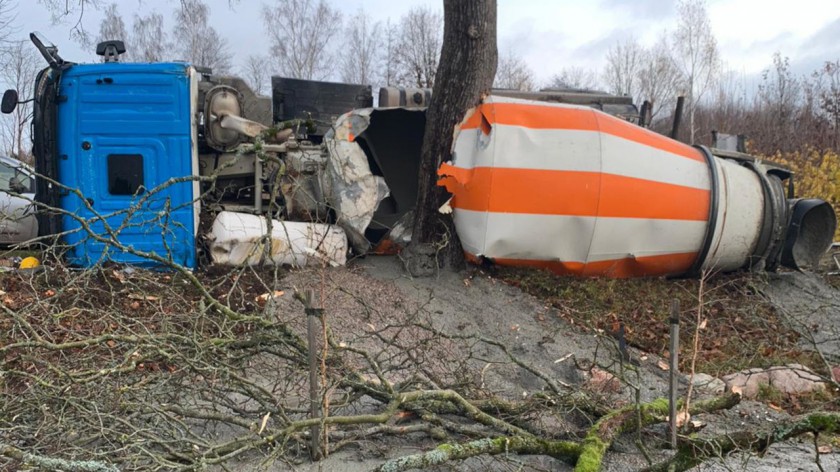 Kolizja z udziałem betoniarki na drodze 210 w Unichowie. Z rozerwanej gruszki na pobocze wylał się beton
