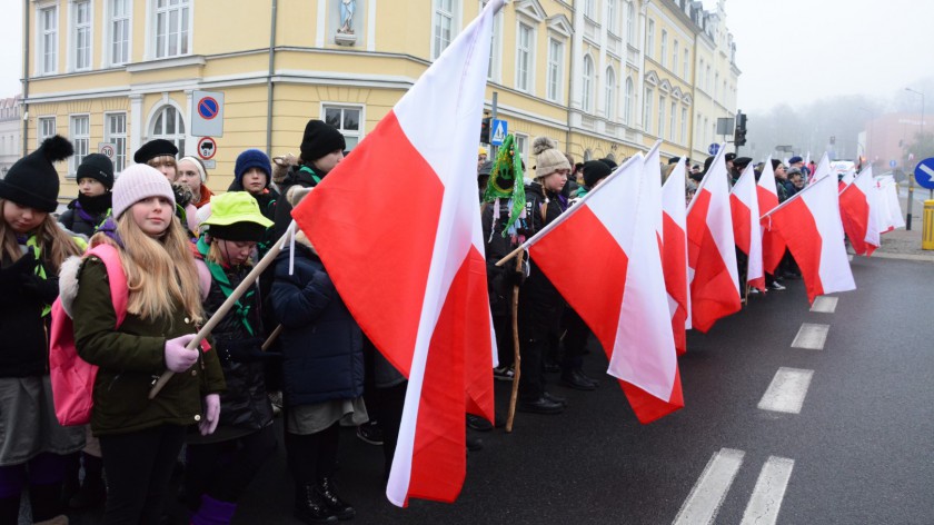 Chojnickie poczty sztandarowe i delegacje złożyły kwiaty po pomnikami w 106 rocznicę odzyskania przez Polskę niepodległości FOTO