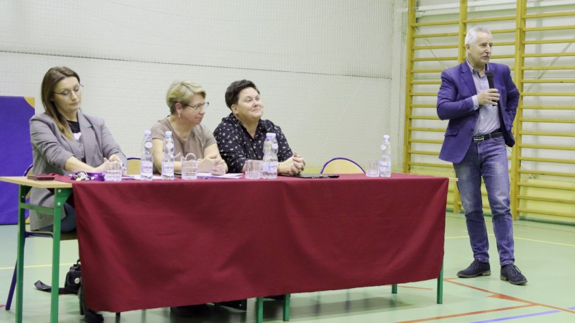 Burmistrz Tucholi spotkał się z rodzicami uczniów z Raciąża. Przekonywał, że ich szkole nie grozi likwidacja FOTO