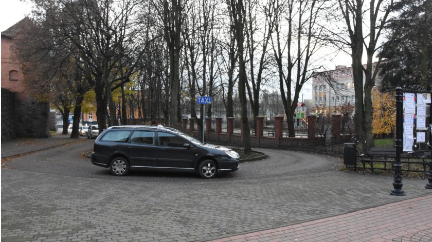 Miejsce pożegnań uczniów zamiast postoju taksówek? Jest wniosek o zmianę funkcji zatoczki przy ulicy Wałowej w Chojnicach