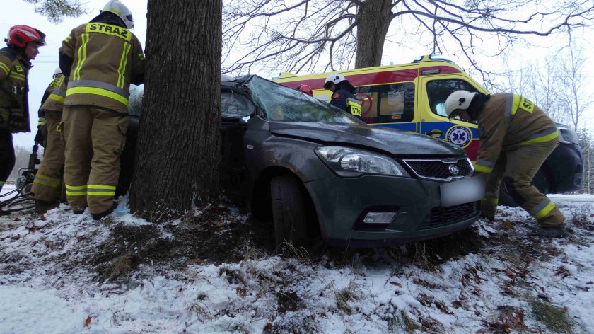 Kościerska policja wyjaśnia szczegółowe okoliczności wypadku w Orlu, w powiecie kościerskim. Auto zjechało na pobocze i uderzyło w drzewo