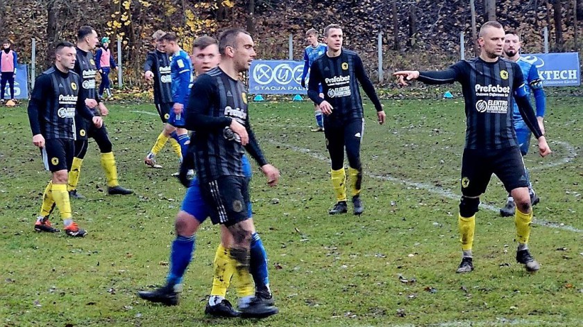 Skandal na derbach powiatu bytowskiego w piłkarskiej okręgówce. Mecz Myśliwca Tuchomie z Kaszubią Studzienice został przerwany