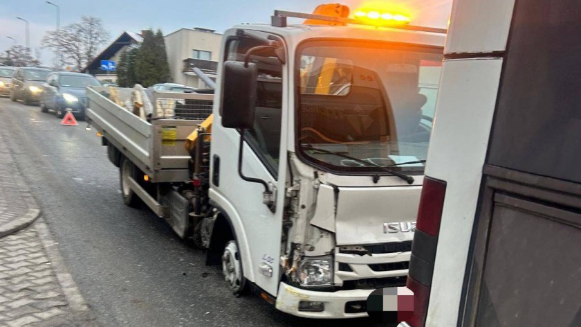 Kolizja na ul. Kilińskiego w Chojnicach. Kierowca jechał autem bez opony, uderzył w autobus