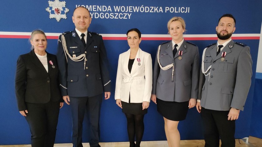 Tucholscy policjanci odznaczeni medalami w uznaniu szczególnych zasług i osiągnięć służbowych