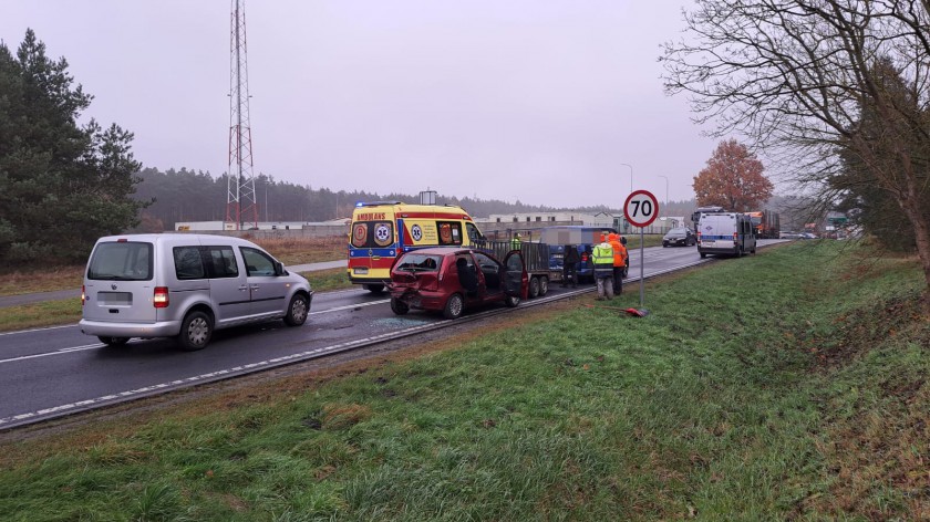 Zderzenie trzech samochodów w Rychnowach, w gminie Człuchów. Ruch na drodze krajowej nr 22 odbywa się już bez utrudnień FOTO