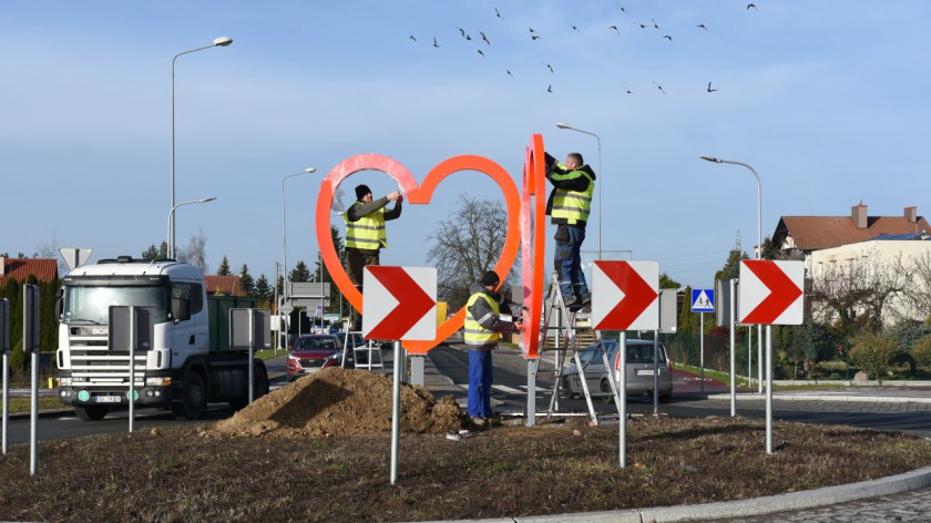 Na rondzie imienia Wielkiej Orkiestry Świątecznej Pomocy w Chojnicach zamontowano symboliczne serduszka