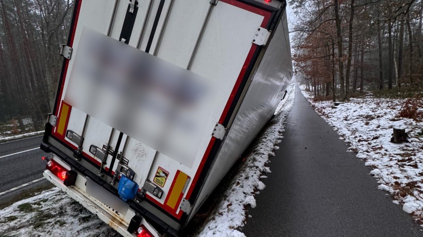 Ciężarówka jechała przez Człuchów zygzakiem, ścinała znaki i ignorowała czerwone światło. Okazało się, że kierowca jest chory