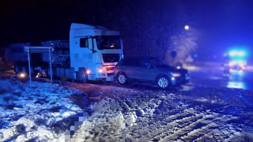 Uwaga kierowcy! Wypadek na DW 212 Chojnice-Bytów, przy zjeździe do Charzyków