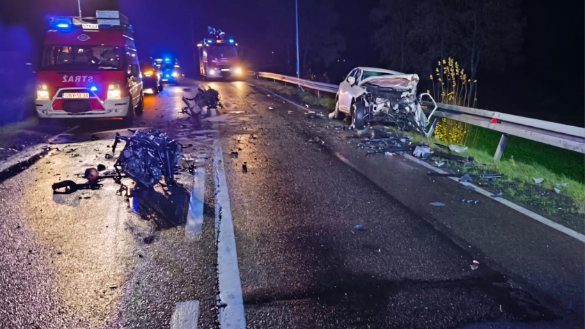 Zderzenie dwóch seatów na krajowej 20 w Mokrzynie w powiecie bytowskim. Dwoje kierowców trafiło do szpitala