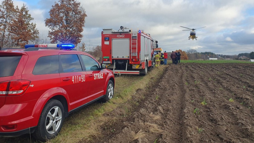 Wypadek podczas wycinki drzew w gminie Czersk. Rannego mężczyznę do szpitala zabrał śmigłowiec LPR