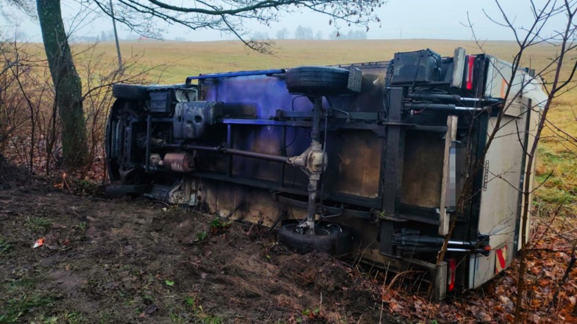 Wypadek w miejscowości Zielenin, w gminie Kościerzyna. Dostawczy iveco najechał na tył peugeota