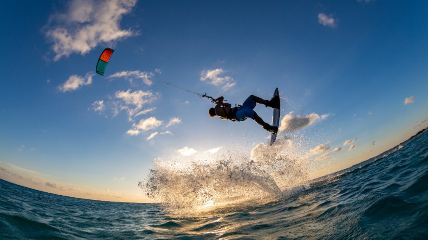 Dlaczego warto wybrać Egipt na naukę kitesurfingu? Poznaj korzyści i najpopularniejsze spoty